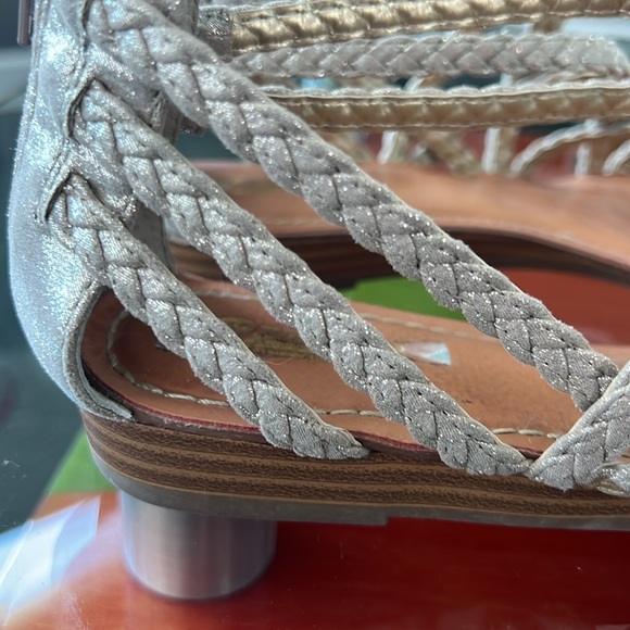 Carlos metallic light gold sandal size 8 1/2 - Picture 4 of 9